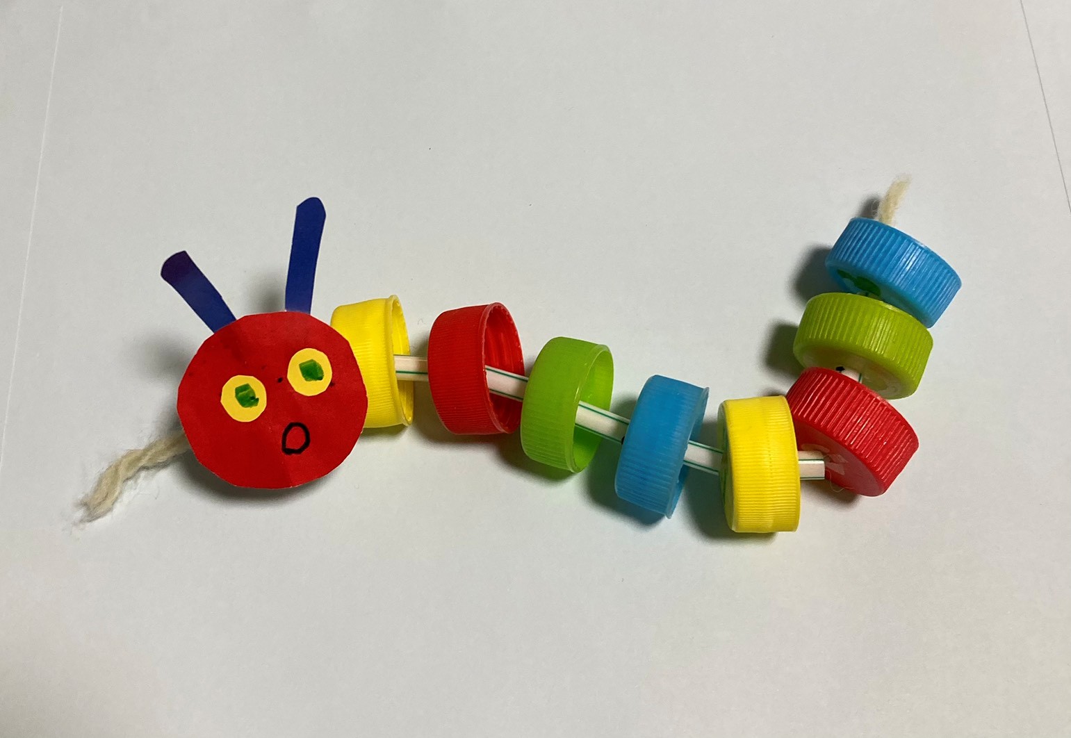 札幌消費者協会 ペットボトルキャップで青虫