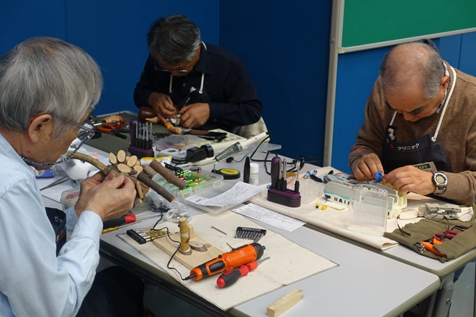 おもちゃクリニック　おもちゃ修理の様子