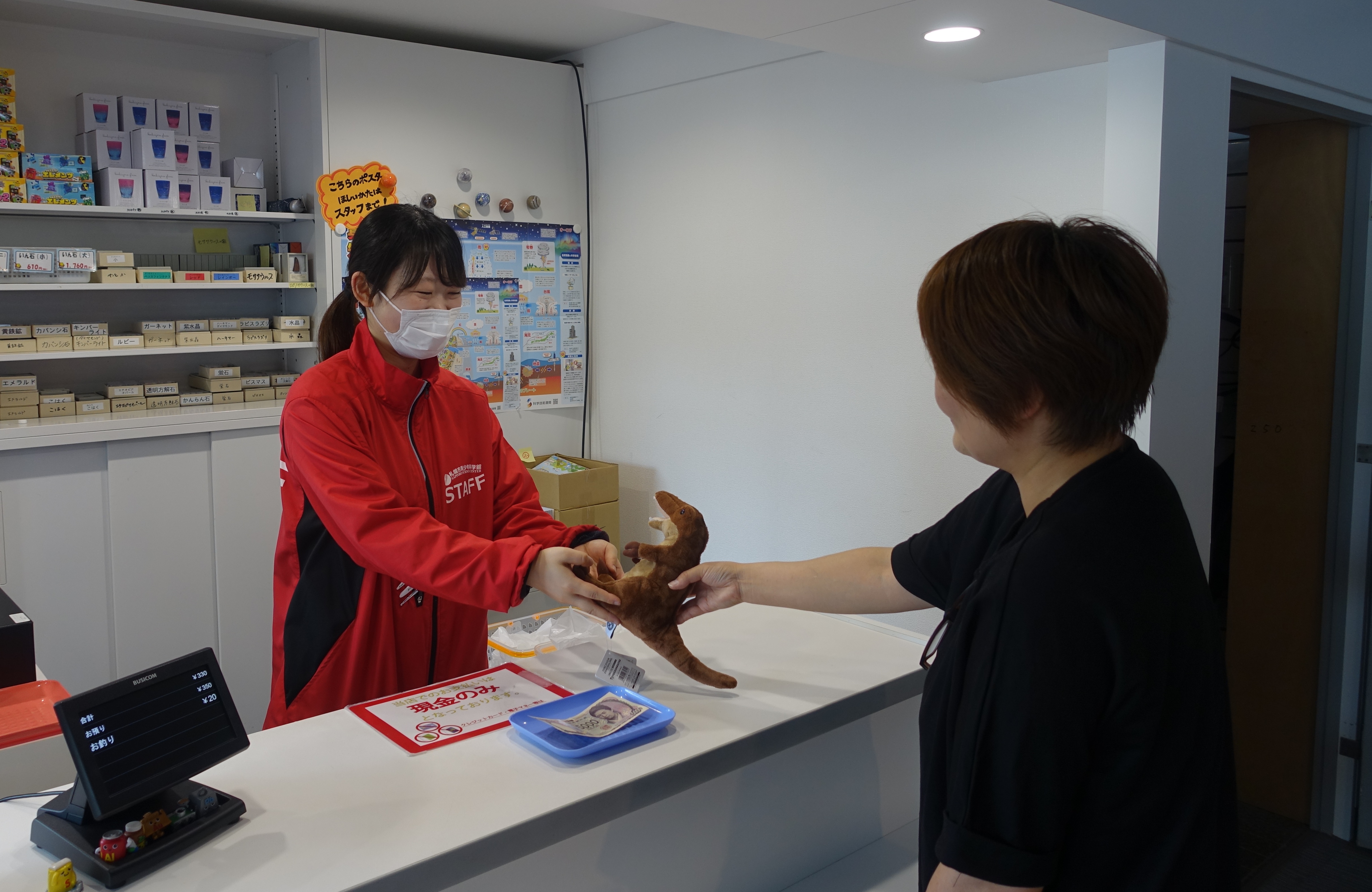 売店で接客する様子