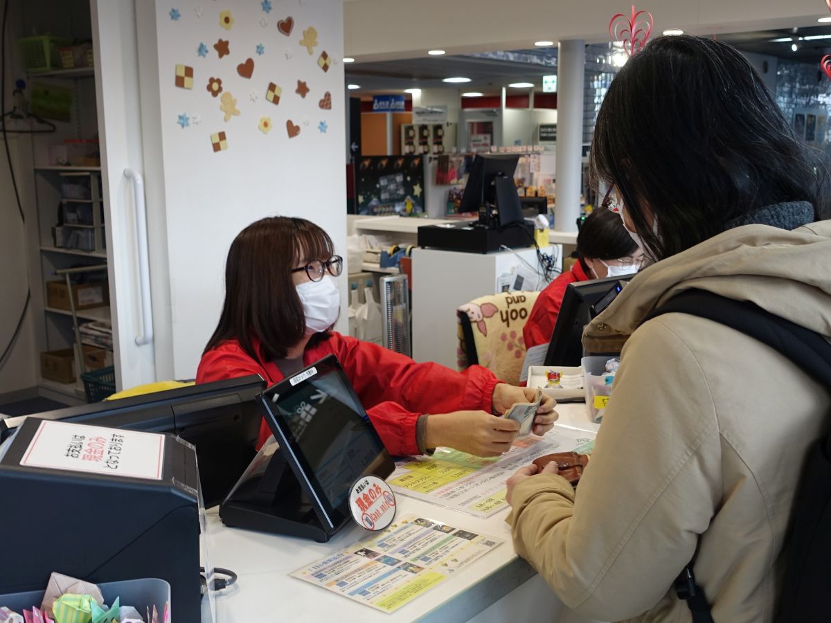 チケットを販売している様子