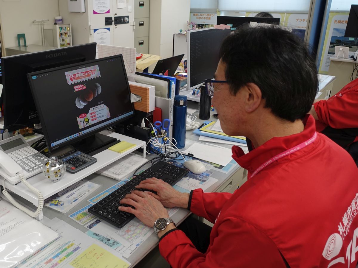 事務室内で資料作成