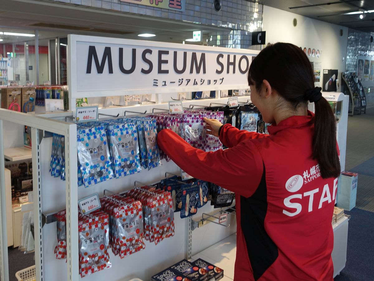 売店での品出しの様子